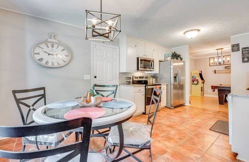 Ellenwood Casa | Ellenwood Family Home: Fire Pit, Deck & Pool Table