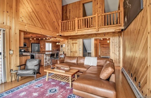 Farmersville Station Cabina | Ellicottville Cabin w/hot tub, stocked pond & 150+ acres of land to explore!