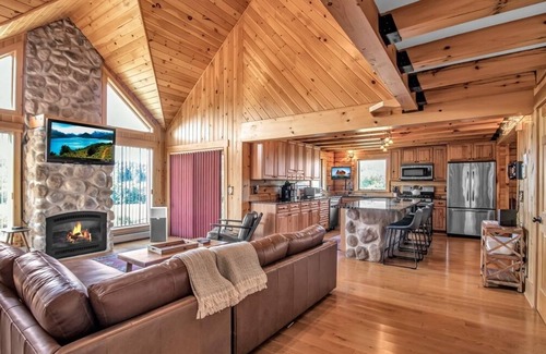 Farmersville Station Cabina | Ellicottville Cabin w/hot tub, stocked pond & 150+ acres of land to explore!