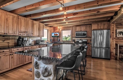 Farmersville Station Cabina | Ellicottville Cabin w/hot tub, stocked pond & 150+ acres of land to explore!