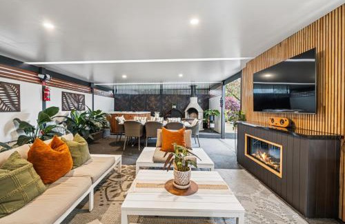 Coffs Harbour Casa | Ellie's Cottage Escape - Sleeps 8, Spa, Pizza Oven
