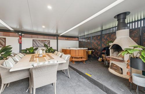 Coffs Harbour Casa | Ellie's Cottage Escape - Sleeps 8, Spa, Pizza Oven