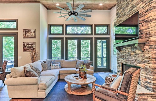 Ellijay Casa | Ellijay Cabin Escape Hot Tub and Fire Pit!