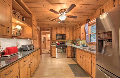 Ellijay Cabina | Ellijay Cabin with Porch & Private Hot Tub!