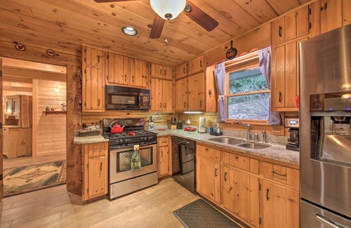 Ellijay Cabina | Ellijay Cabin with Porch & Private Hot Tub!