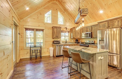 Ellijay Cabina | Ellijay Mountain Cabin w/ Hot Tub & Spacious Deck