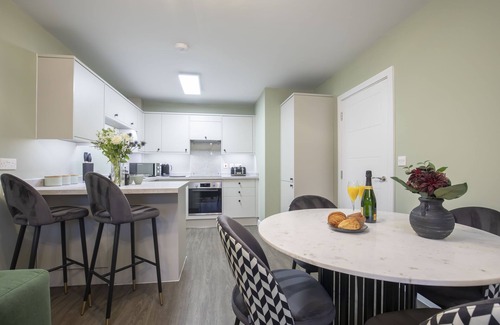 Cheltenham Apartamento | Elliot Oliver - Deluxe Two Bedroom Apartment With Parking & EV Charger