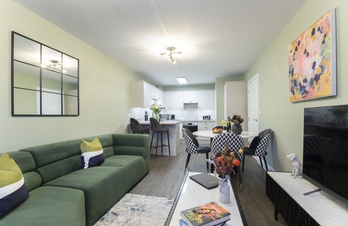 Cheltenham Apartamento | Elliot Oliver - Deluxe Two Bedroom Apartment With Parking & EV Charger
