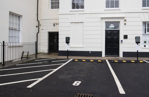Cheltenham Apartamento | Elliot Oliver - Luxury 2 Bedroom Regency Apartment With Parking & EV Charger