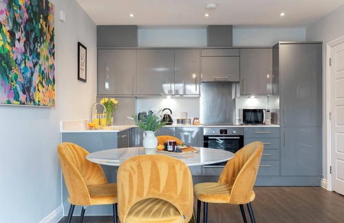 Gloucester Apartamento | Elliot Oliver -Stylish 2 Bedroom Apartment With Parking In The Docks