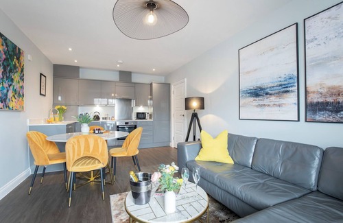 Gloucester Apartamento | Elliot Oliver -Stylish 2 Bedroom Apartment With Parking In The Docks