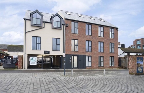 Gloucester Apartamento | Elliot Oliver -Stylish 2 Bedroom Apartment With Parking In The Docks