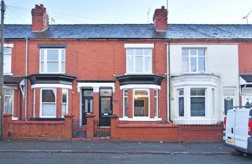 Crewe Apartamento | Elm House by YourStays - Lovely home in Cheshire, quiet residential street
