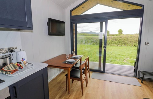 Malvern Cabaña | ELMSIDE LODGE, romantic, with a garden in Welland