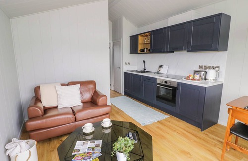 Malvern Cabaña | ELMSIDE LODGE, romantic, with a garden in Welland