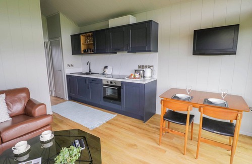Malvern Cabaña | ELMSIDE LODGE, romantic, with a garden in Welland