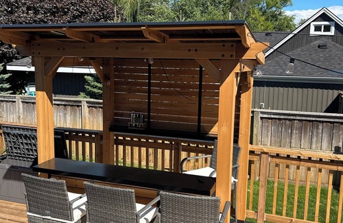 Crystal Beach Casa | Elmwood Coast&Hearth Retreat- Large Deck + Bar + Firepit 5 min walk to the beach