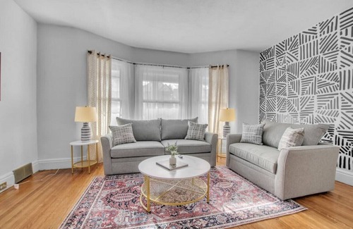 North Buffalo Apartamento | Elmwood Village Victorian Delight for All!