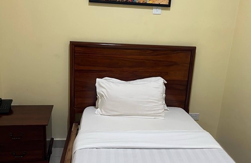 Lusaka Cabina | ELON MOREH LODGE