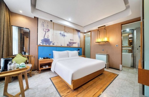 Pudong Hotel | Elong Hotel Minsheng Road subway station