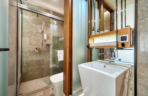 Pudong Hotel | Elong Hotel Minsheng Road subway station