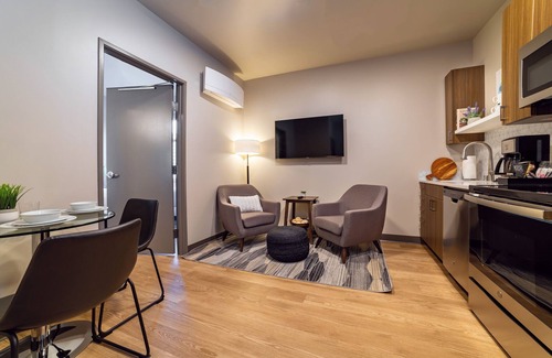Riverside Apartamento | Eloquent 1 Bed Riverfront Park Travel Apartment