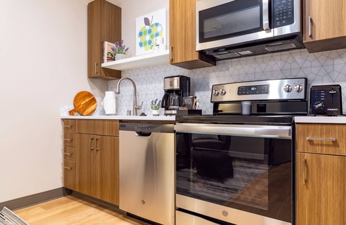 Riverside Apartamento | Eloquent 1 Bed Riverfront Park Travel Apartment
