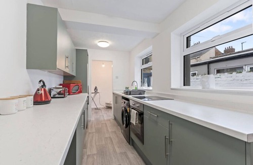 Redcar Casa | Elton House Central Location Sleeps 5 Free Parking Fast WiFi Smart TV