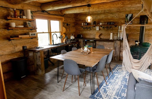 Ely Cabina | Ely Log Cabin - Off Grid+Solar+WiFi - 40 acres to roam