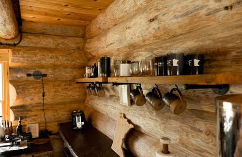 Ely Cabina | Ely Log Cabin - Off Grid+Solar+WiFi - 40 acres to roam