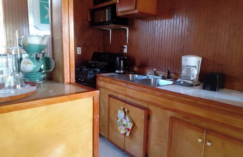 Rolleville Casa | Cheerful Waterfront Cottage