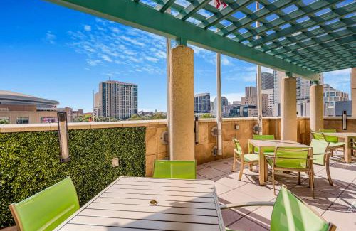 Houston Convention District Hotel | Embassy Suites Houston - Downtown