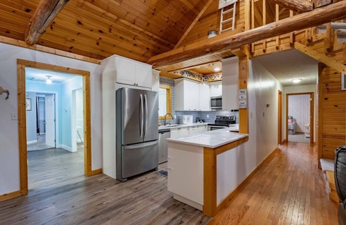 Carterville Cabina | Embers of Cambria - NEW Hot Tub! National parks and Wine Trails - SLEEPS 8