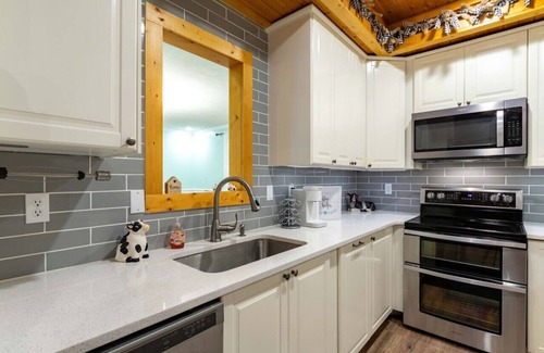 Carterville Cabina | Embers of Cambria - NEW Hot Tub! National parks and Wine Trails - SLEEPS 8