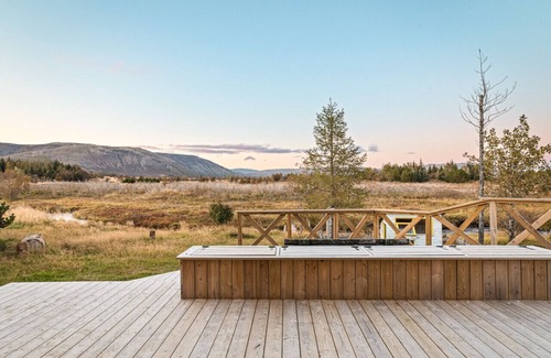 Blaskogabyggd Cabina | Embrace Nature by the River: Hot Tub & Spa Nearby!