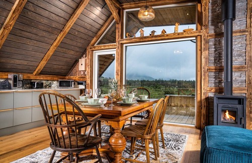 Blaskogabyggd Cabina | Embrace Nature by the River: Hot Tub & Spa Nearby!