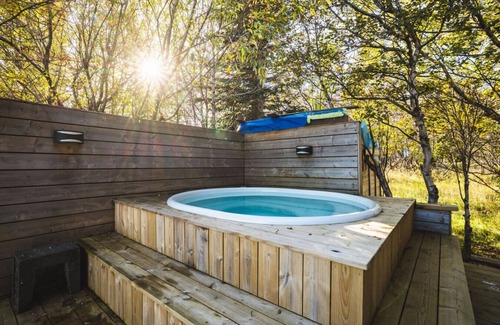 Blaskogabyggd Cabina | Embrace Nature by the River: Hot Tub & Spa Nearby!