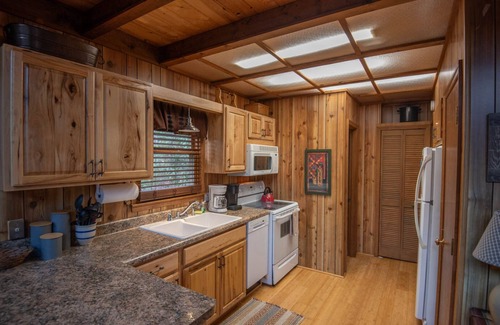 Fleetwood Cabaña | Emelca Inn at Fleetwood Falls - Wrap Around Porch