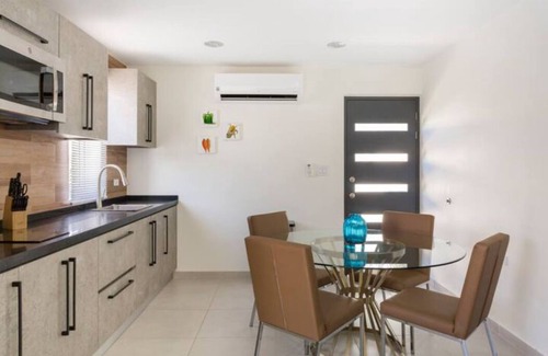 Gold Coast Apartamento | Emerald 1BR APT -#E1 in Noord-Sleeps 2