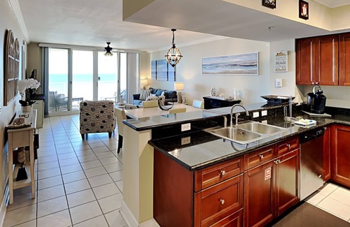 Panama City Beach Condominio | Emerald Beach by Southern Vacation Rentals