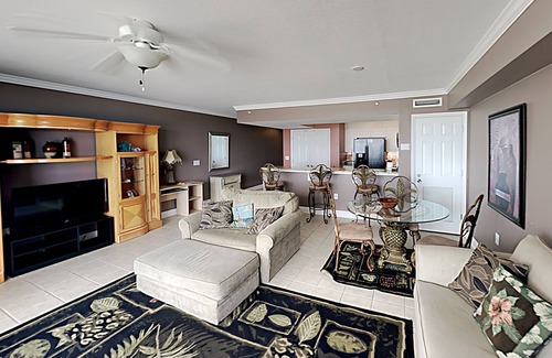 Panama City Beach Condominio | Emerald Beach by Southern Vacation Rentals