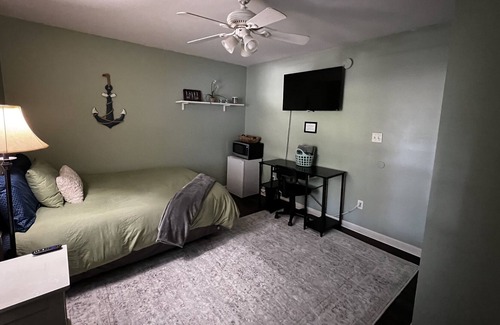 Gulf Breeze Cama Y Desayuno | Emerald Coast Room - READ DESCRIPTION, Free Coffee, Pets Welcome!