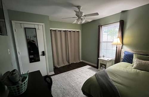 Gulf Breeze Cama Y Desayuno | Emerald Coast Room - READ DESCRIPTION, Free Coffee, Pets Welcome!