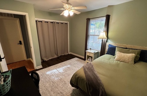 Gulf Breeze Cama Y Desayuno | Emerald Coast Room - READ DESCRIPTION, Free Coffee, Pets Welcome!