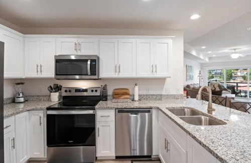 Lake Ozark Casa | Emerald Escape, Luxury Waterfront Condo with pool