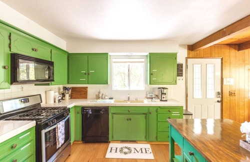 Oakhurst Cabina | Emerald Escape with Hot tub Game Room and Arcade