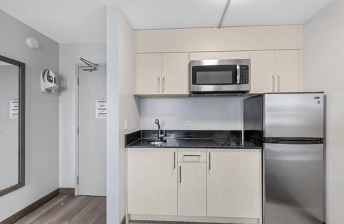 Calgary Hotel | Emerald Hotel & Suites
