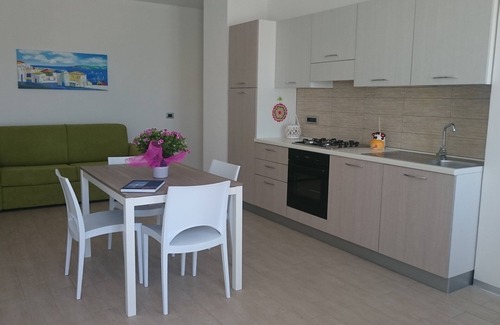 Calasetta Apartamento | A 260 metros de la playa, nuevo apartamento con terraza con vistas al mar y servicios (IUN P7111)
