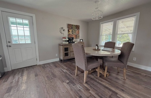 St. Robert Casa | Emerald & Ivory Cottage