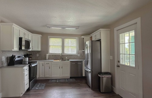 St. Robert Casa | Emerald & Ivory Cottage